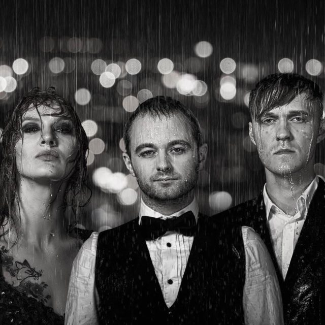 Po aštuonerių metų bendro muzikinio poilsio Liūdni Slibinai vėl susitinka su tais, kurie jų nepamiršo. Ir panašu, kad nepamiršusių – pilna salė, nes bilietų į du koncertus - neliko akimirksniu! 🥹 Laukia vakaras su seniai girdėtomis dainomis, pažįstamu liūdesiu, nemaža doze humoro ir tuo ypatingu jausmu, kai po ilgo laiko susitinki su tais, kurių tikrai buvai pasiilgęs.
Liūdni Slibinai 'Dar kartą' Tamstoje spalio 2-3 dienomis 💛
Kaip gera, kad tas „dar kartą“ iš tikrųjų atėjo 🤗