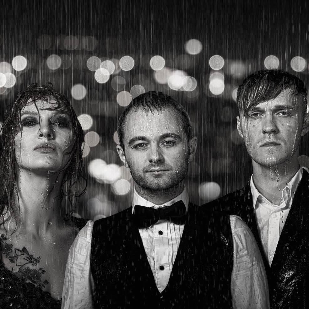 Po aštuonerių metų bendro muzikinio poilsio Liūdni Slibinai vėl susitinka su tais, kurie jų nepamiršo. Ir panašu, kad nepamiršusių – pilna salė, nes bilietų į du koncertus - neliko akimirksniu! 🥹 Laukia vakaras su seniai girdėtomis dainomis, pažįstamu liūdesiu, nemaža doze humoro ir tuo ypatingu jausmu, kai po ilgo laiko susitinki su tais, kurių tikrai buvai pasiilgęs.
Liūdni Slibinai 'Dar kartą' Tamstoje spalio 2-3 dienomis 💛

Kaip gera, kad tas „dar kartą“ iš tikrųjų atėjo 🤗