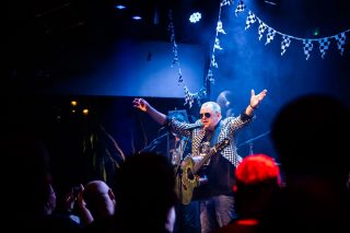 SU GIMTADIENIU POLIARIZUOTI STIKLAI !!! ⚡️⚡️⚡️

Roko legendos grįžo į „Tamstos“ sceną ypatinga proga - švęsti 40 metų scenoje! 🎸 Vakaras su mylimomis dainomis, prisiminimais, roko energija ir daugybe svečių. 

Džiaugiamės galėdami švęsti šiuos keturis muzikos dešimtmečius kartu! 🔥

📸 Akimirkos Martynas Vitėnas